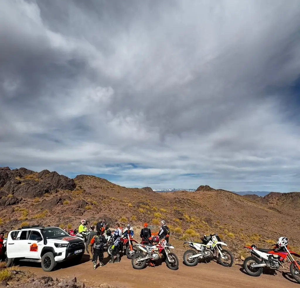 Tour enduro Marruecos – grupo de riders con motos KTM y asistencia Jeep